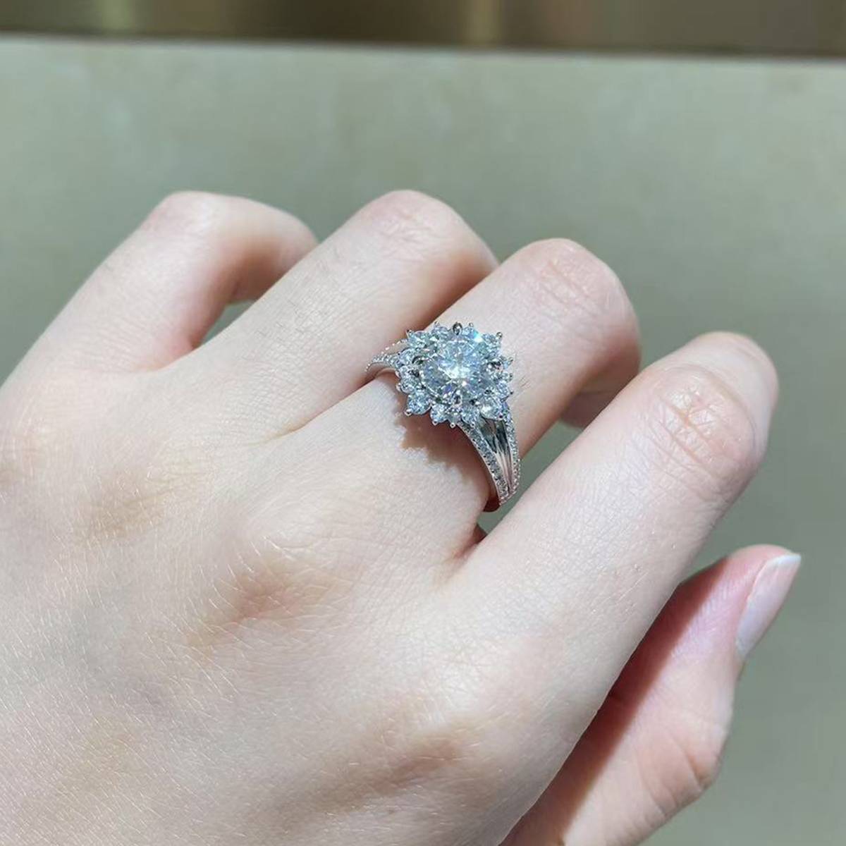 太阳花女戒S925银镀白金定制选款主石莫桑钻1.5ct/副石高碳钻